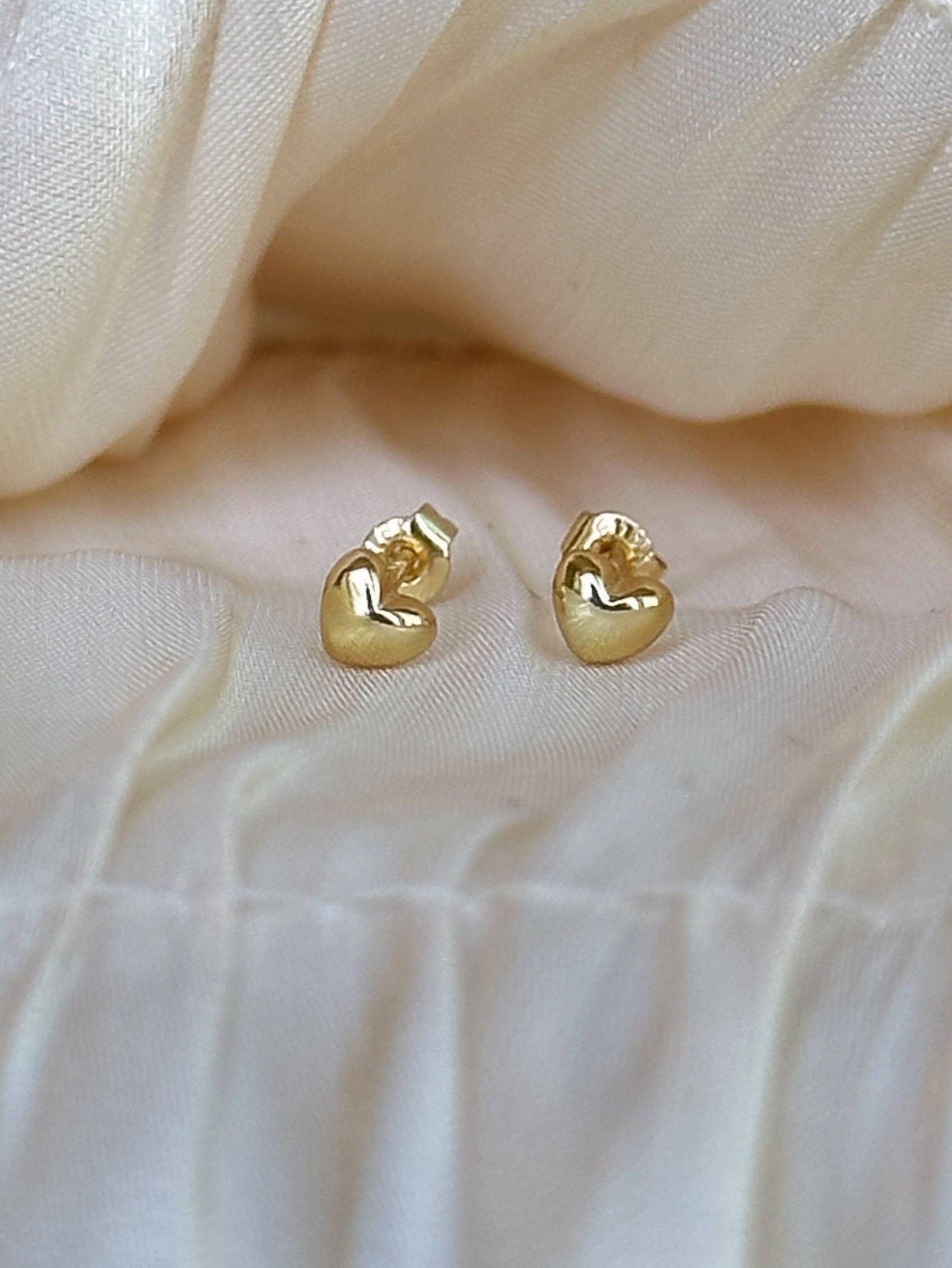 Amora Heart Stud Earrings (Gold)