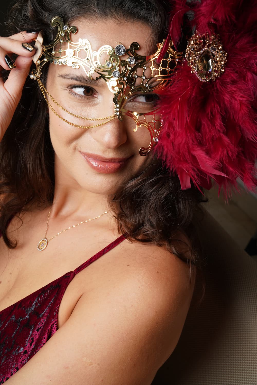 Chained Phantom Mask - Wine Red Feathers