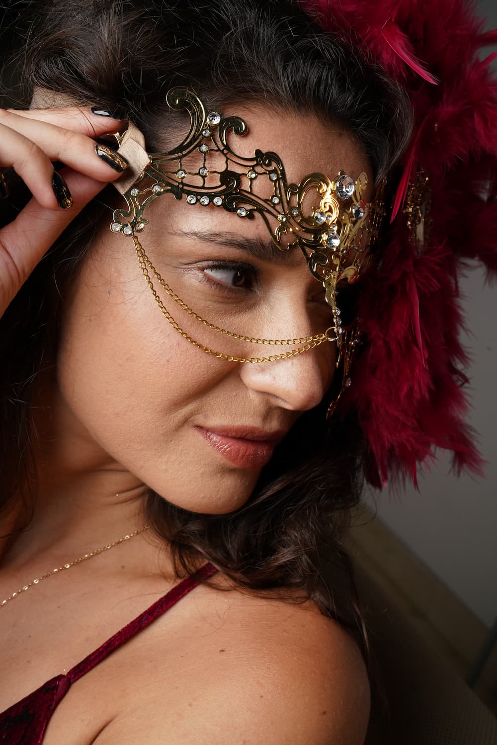 Chained Phantom Mask - Wine Red Feathers