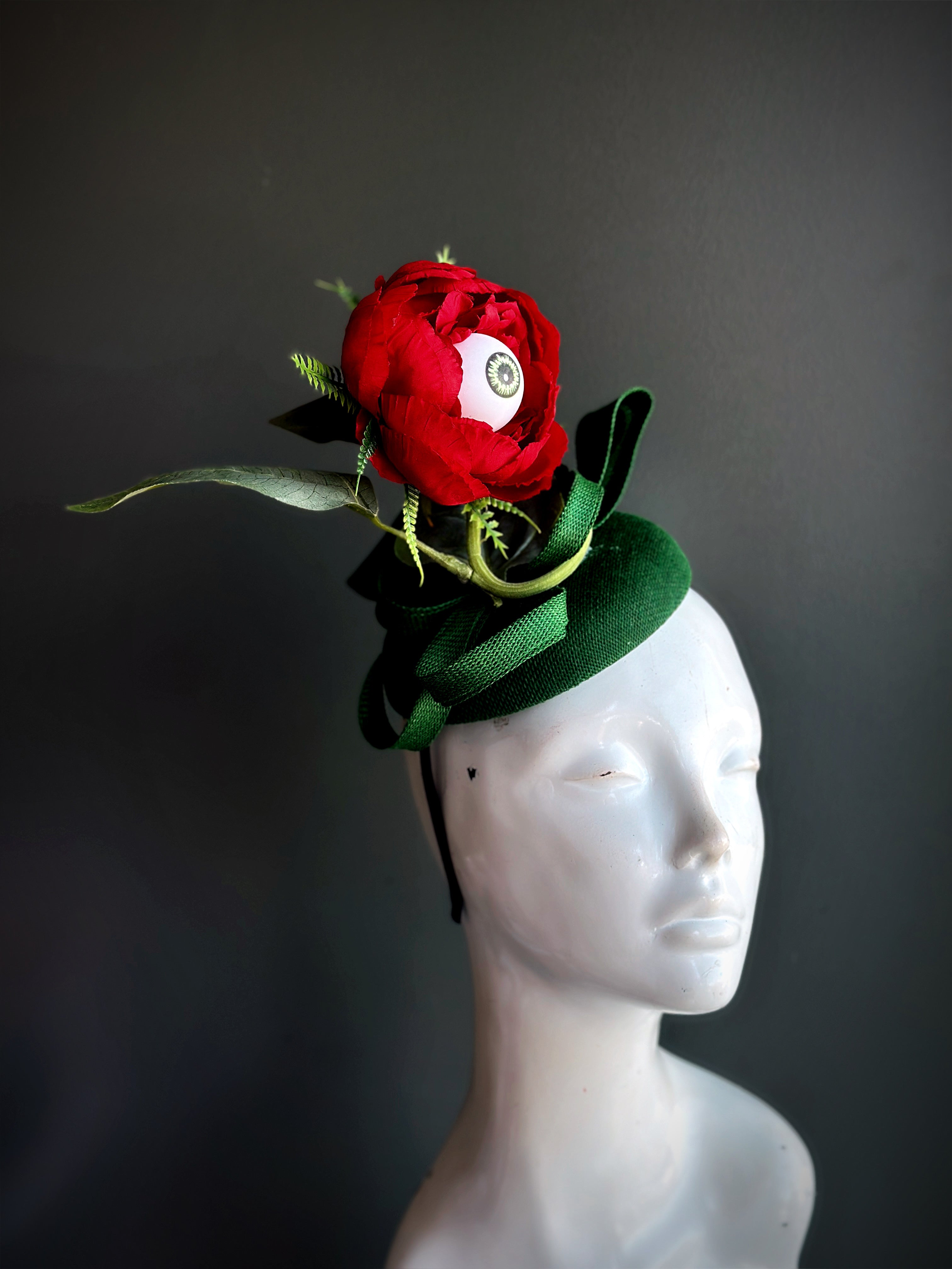 Halloween eyeball flower fascinator hat with red rose and creepy eyeball center, gothic headpiece for haunted parties and costumes.