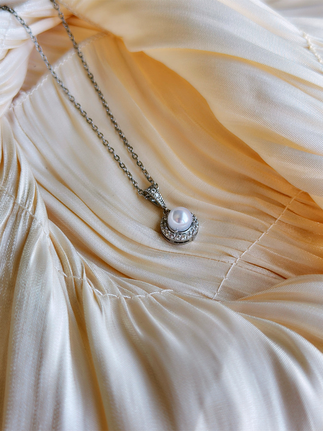Moonlit Pearl - Necklace (Silver)