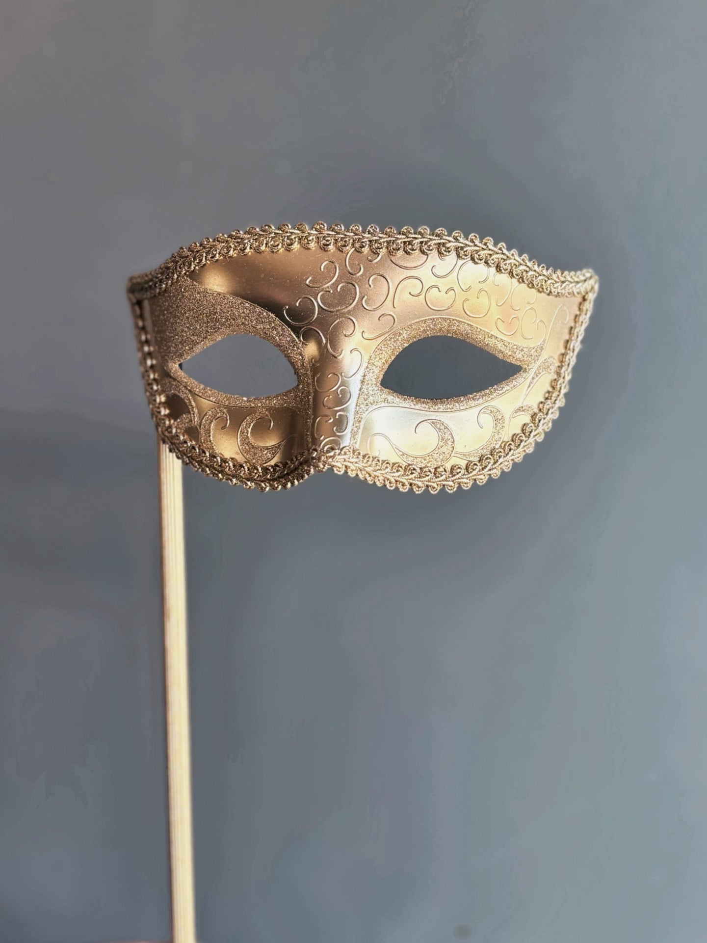 Valor Handheld Stick Mask - Gold