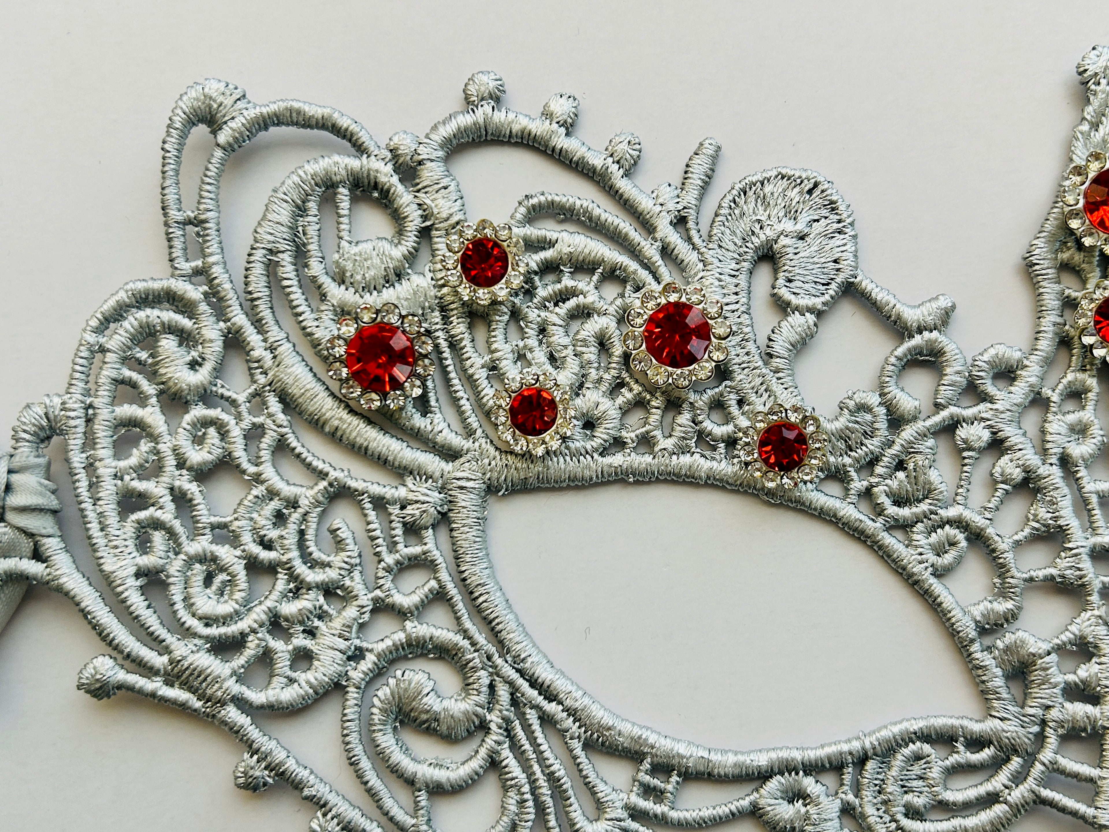 Veil Royale Mask - Silver Ruby