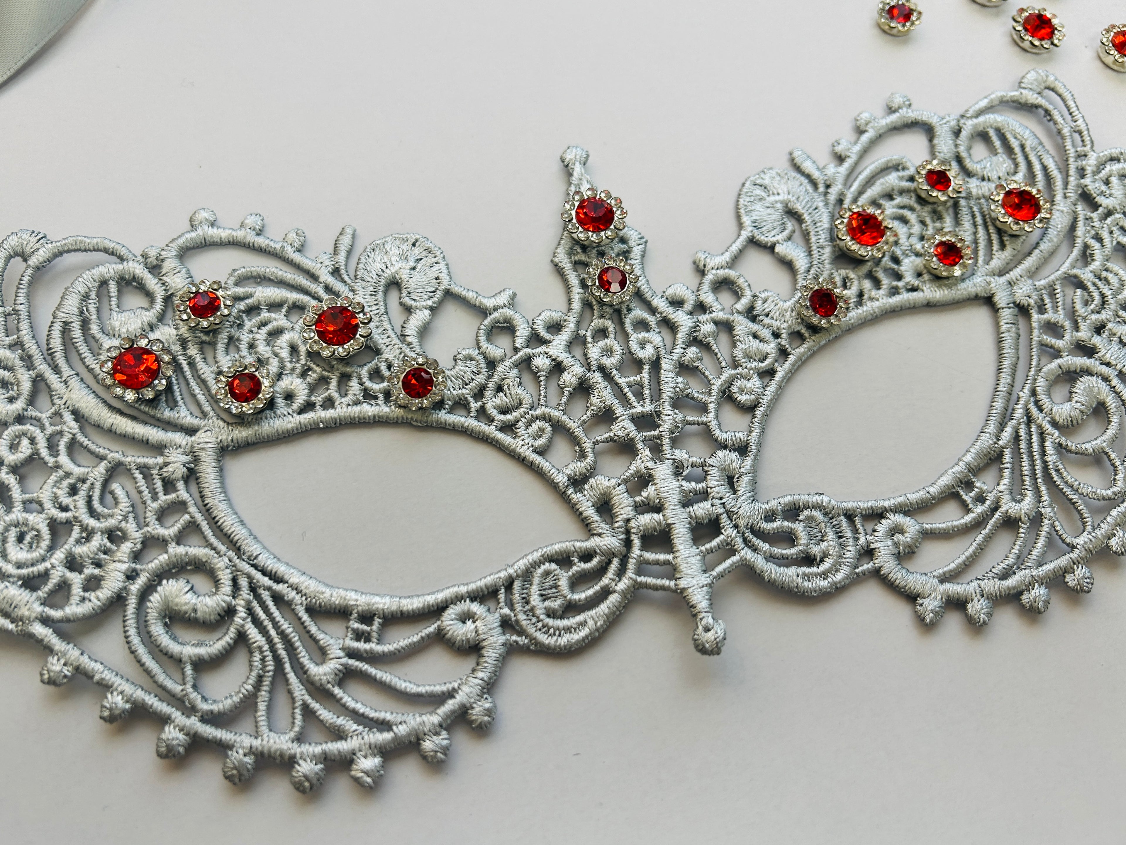 Veil Royale Mask - Silver Ruby