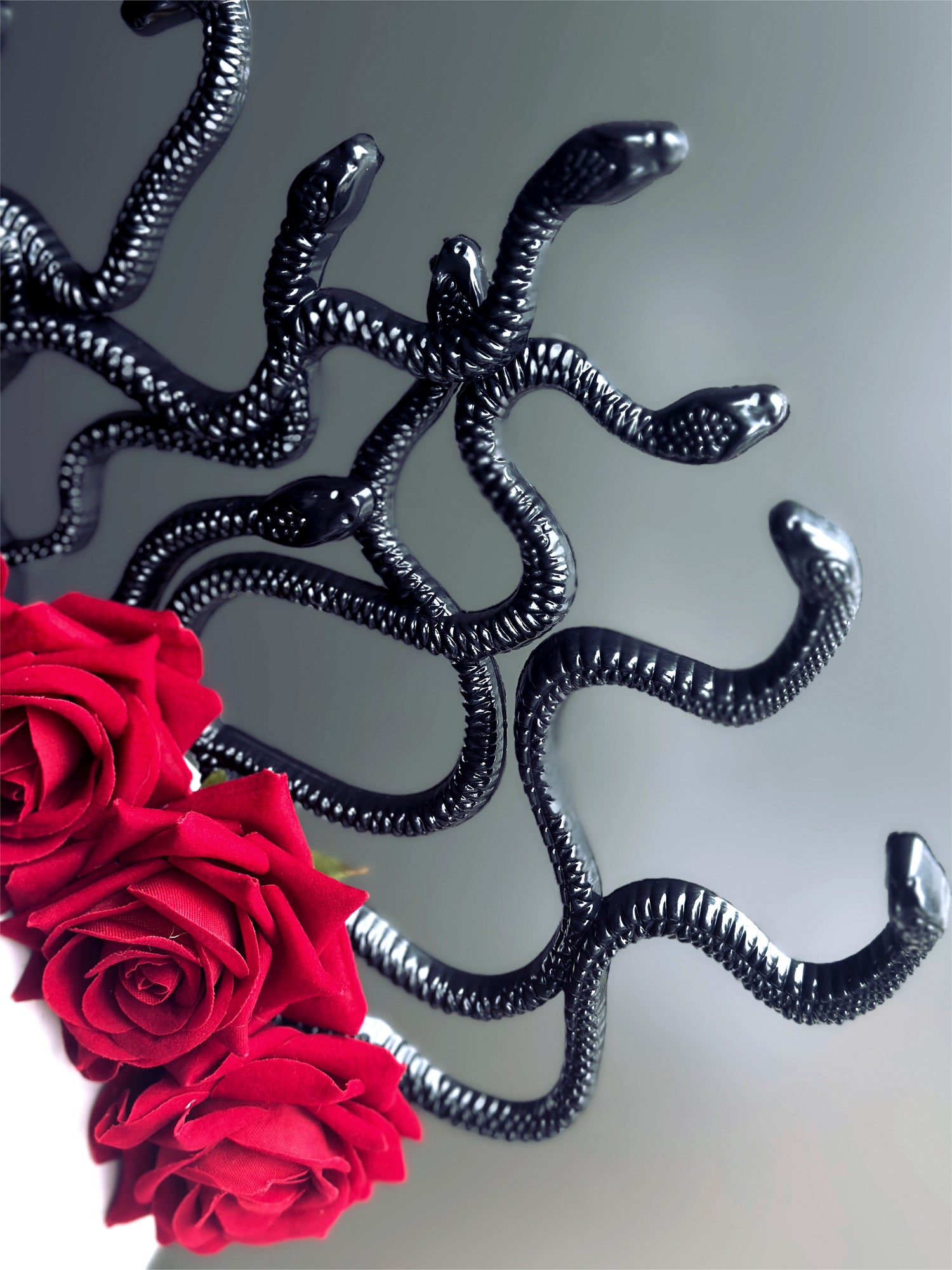 Medusa Snakes With Roses - Red/Black