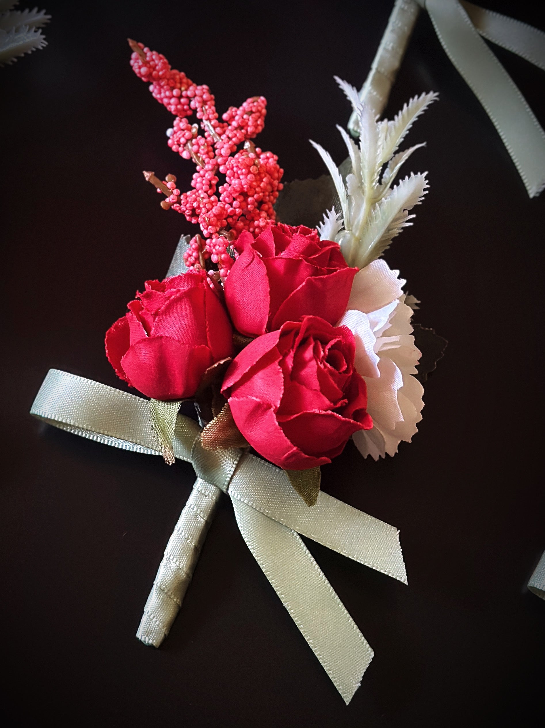 Wedding Boutonniere Set - 6 PCS - Red Green White