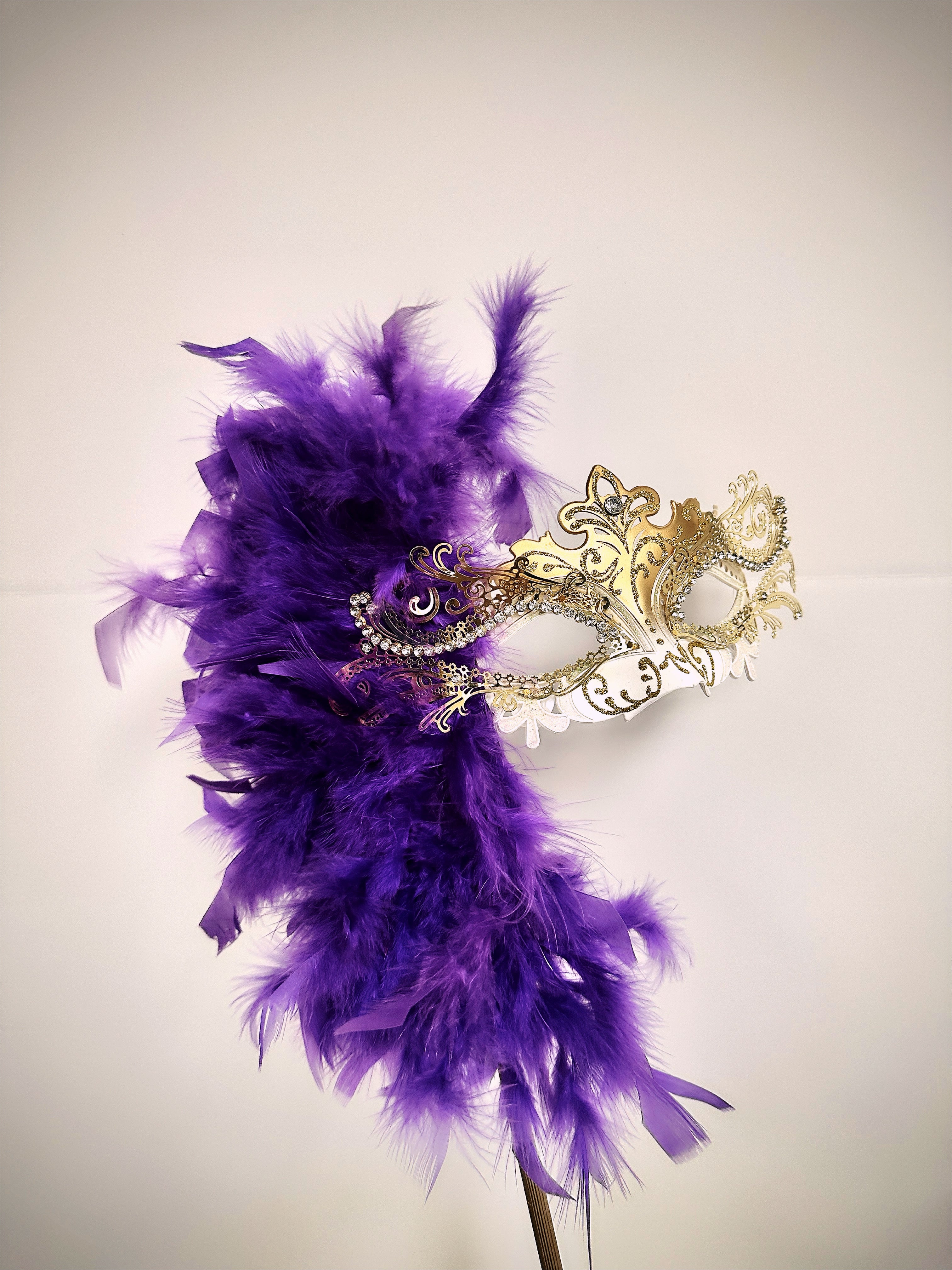 Duca Handheld Stick Feather Mask - Gold/White
