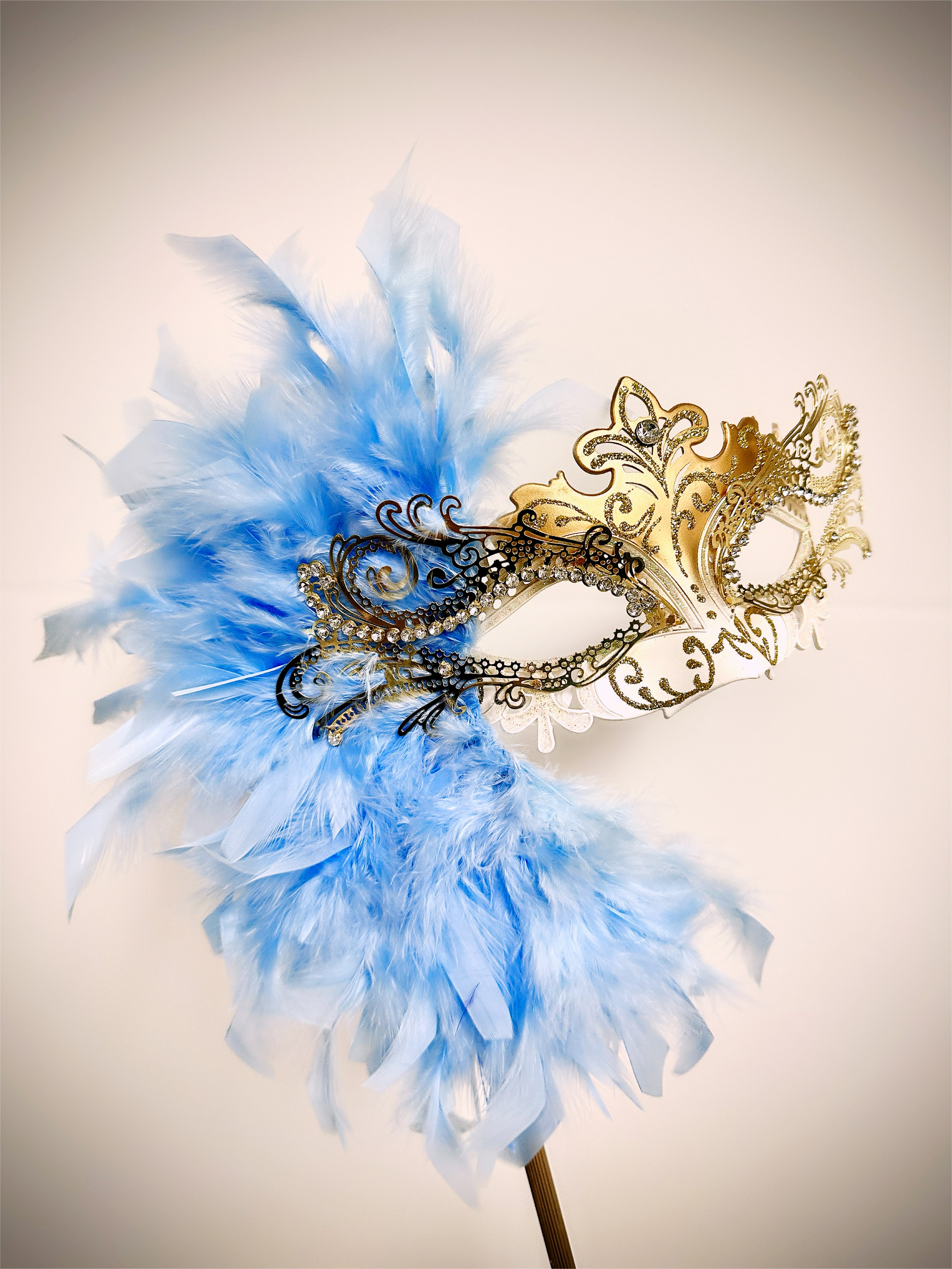 Duca Handheld Stick Feather Mask - Gold/White