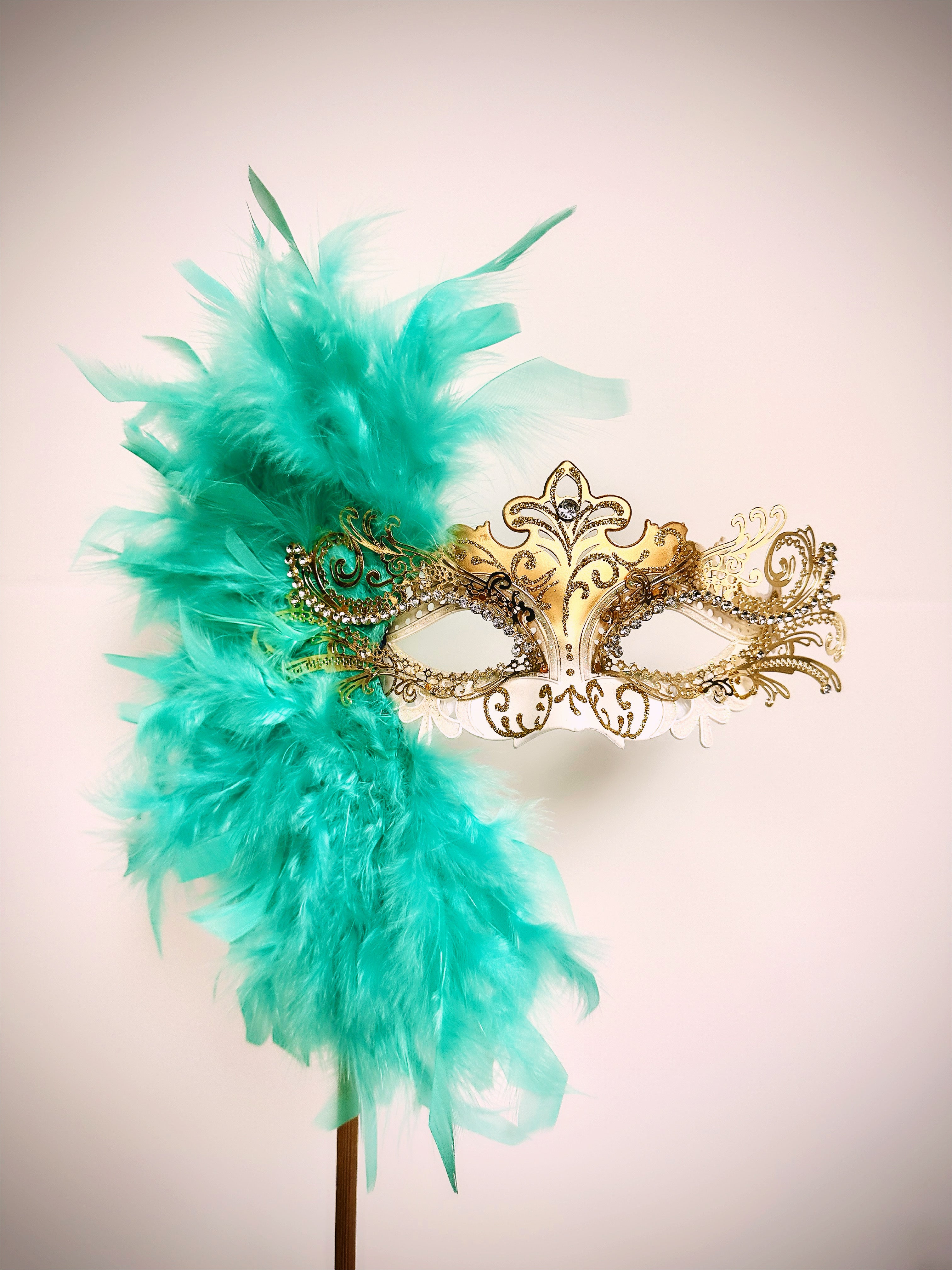 Duca Handheld Stick Feather Mask - Gold/White
