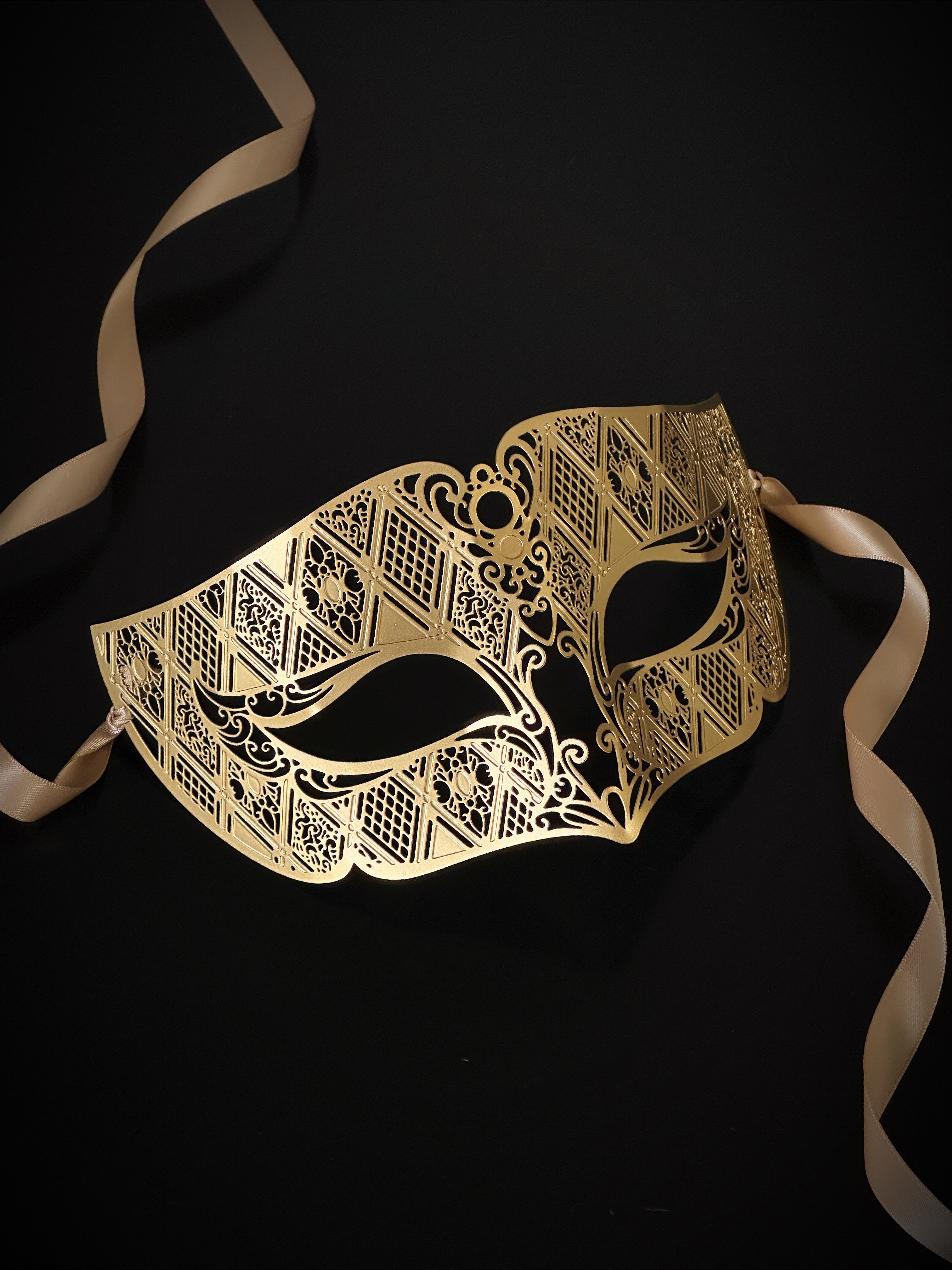 Minimalist Metal Mask - Gold