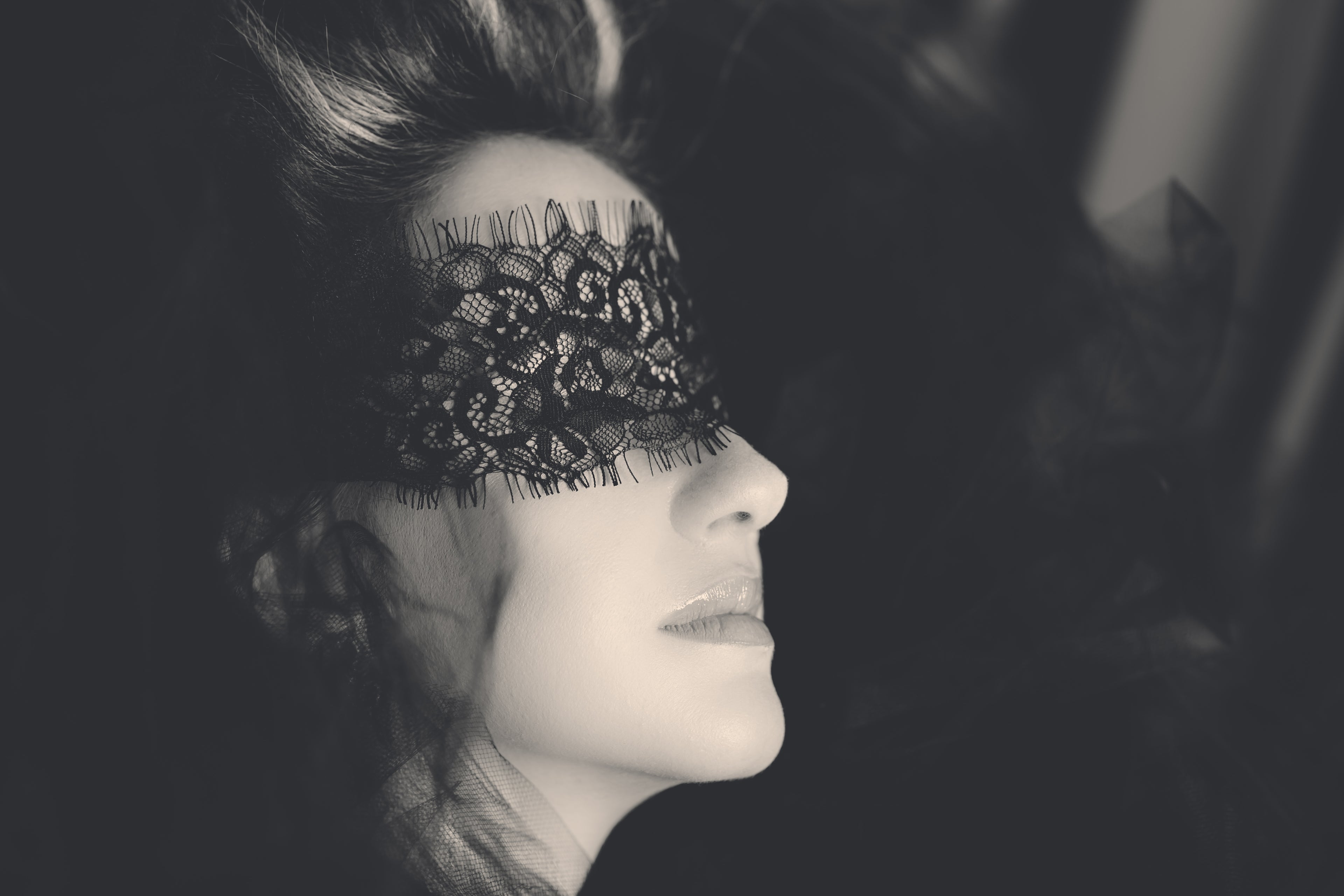 Elegant black lace blindfold for Valentine&