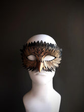 Bronze feather eagle masquerade mask with beak detail, perfect for men’s Carnival, Halloween, and masquerade costumes.