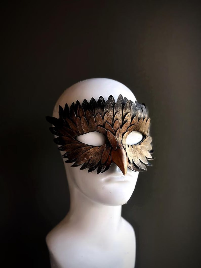 Bronze feather eagle masquerade mask with beak detail, perfect for men’s Carnival, Halloween, and masquerade costumes.