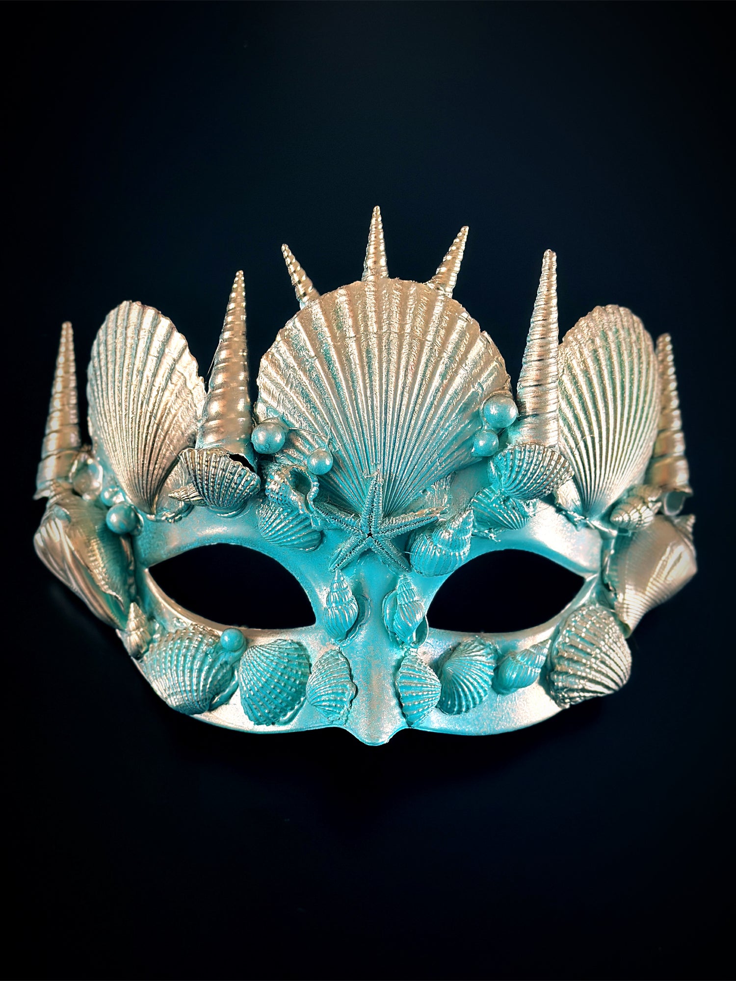 Turquoise gold mask with shells and pearls