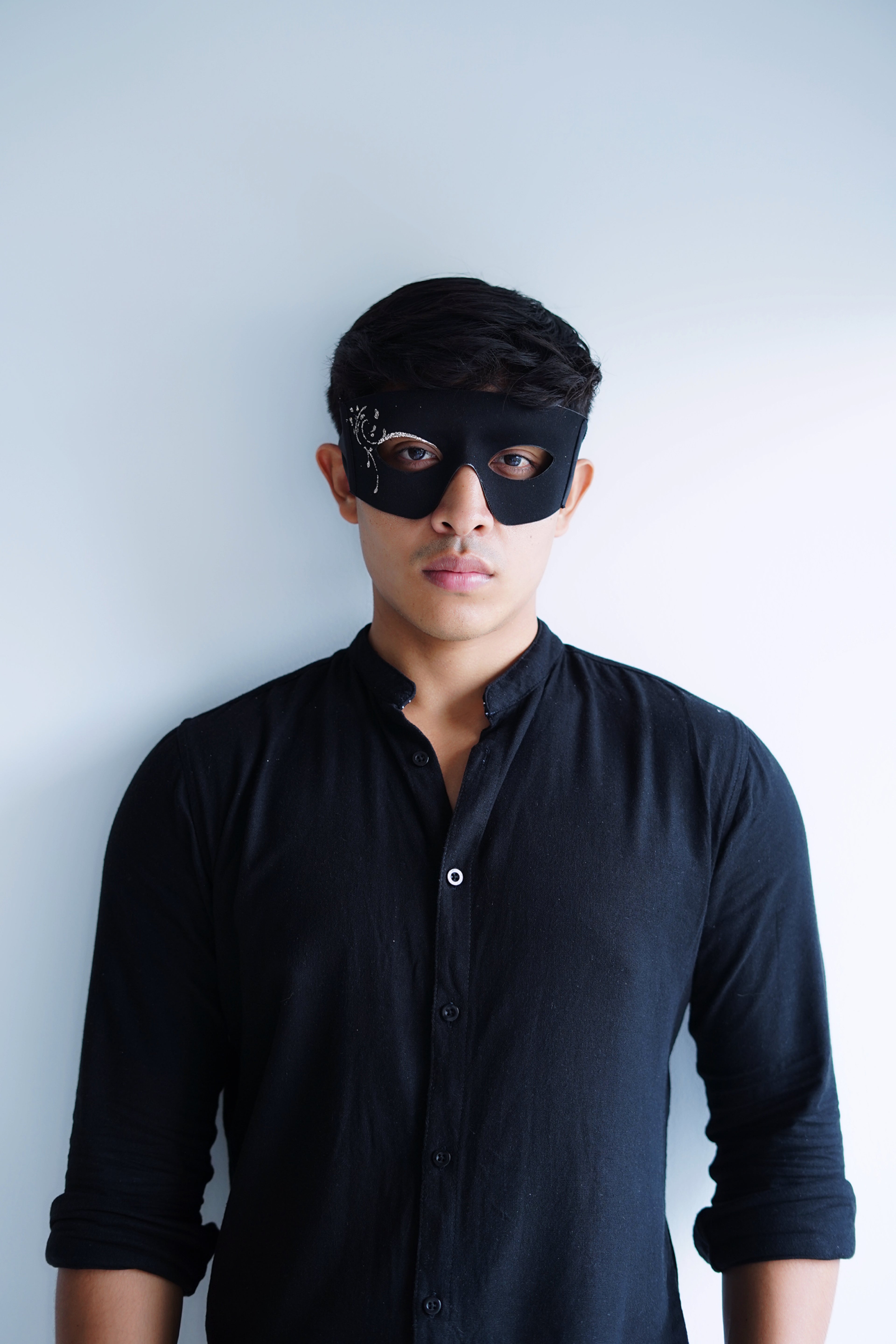 Men’s black masquerade mask with matte finish for elegant parties.