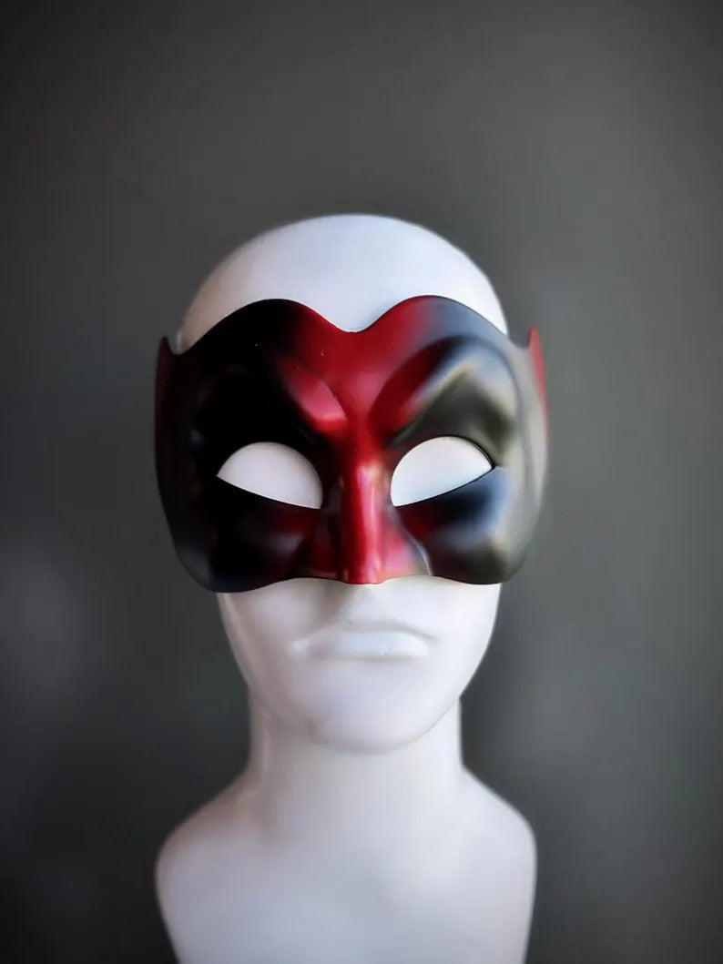 Men’s red and black Venetian half masquerade mask with two-tone design, perfect for Carnival, Halloween, and costume parties.