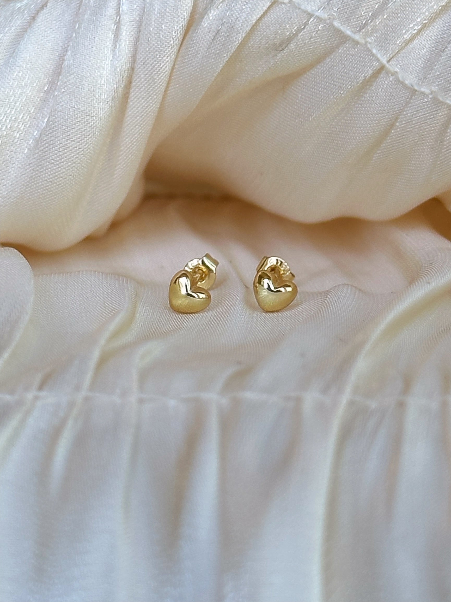Amora Heart Stud Earrings (Gold)