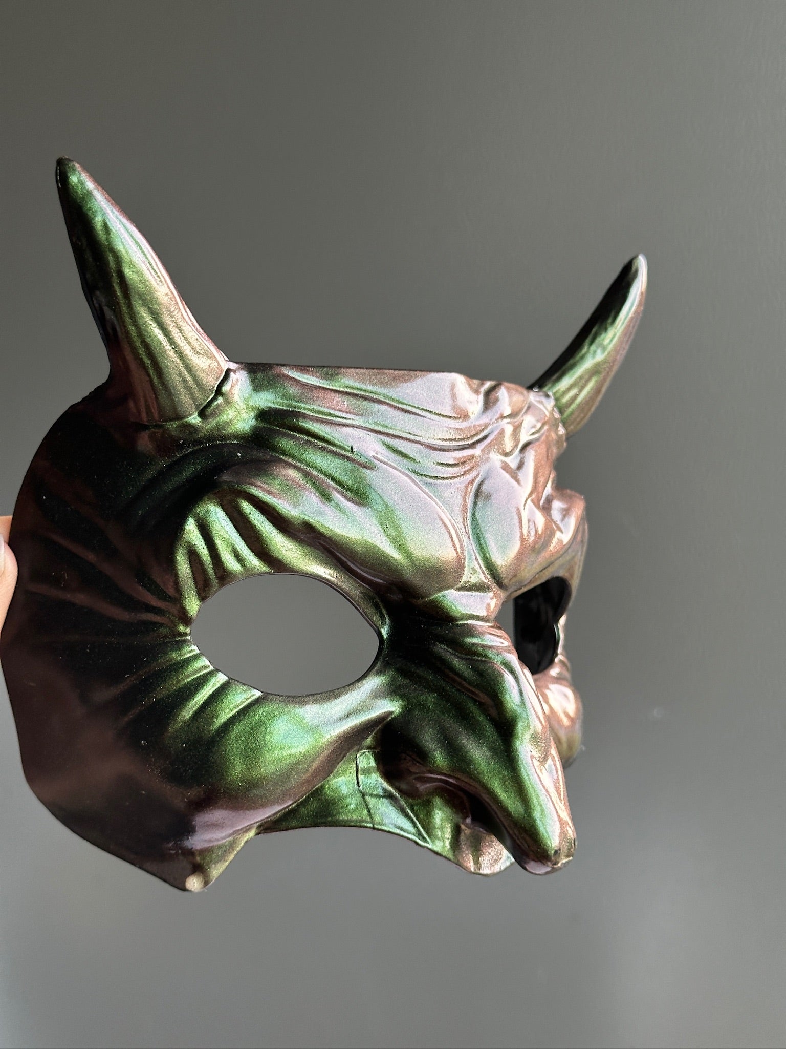 halloween-color-shift-horned-masquerade-mask