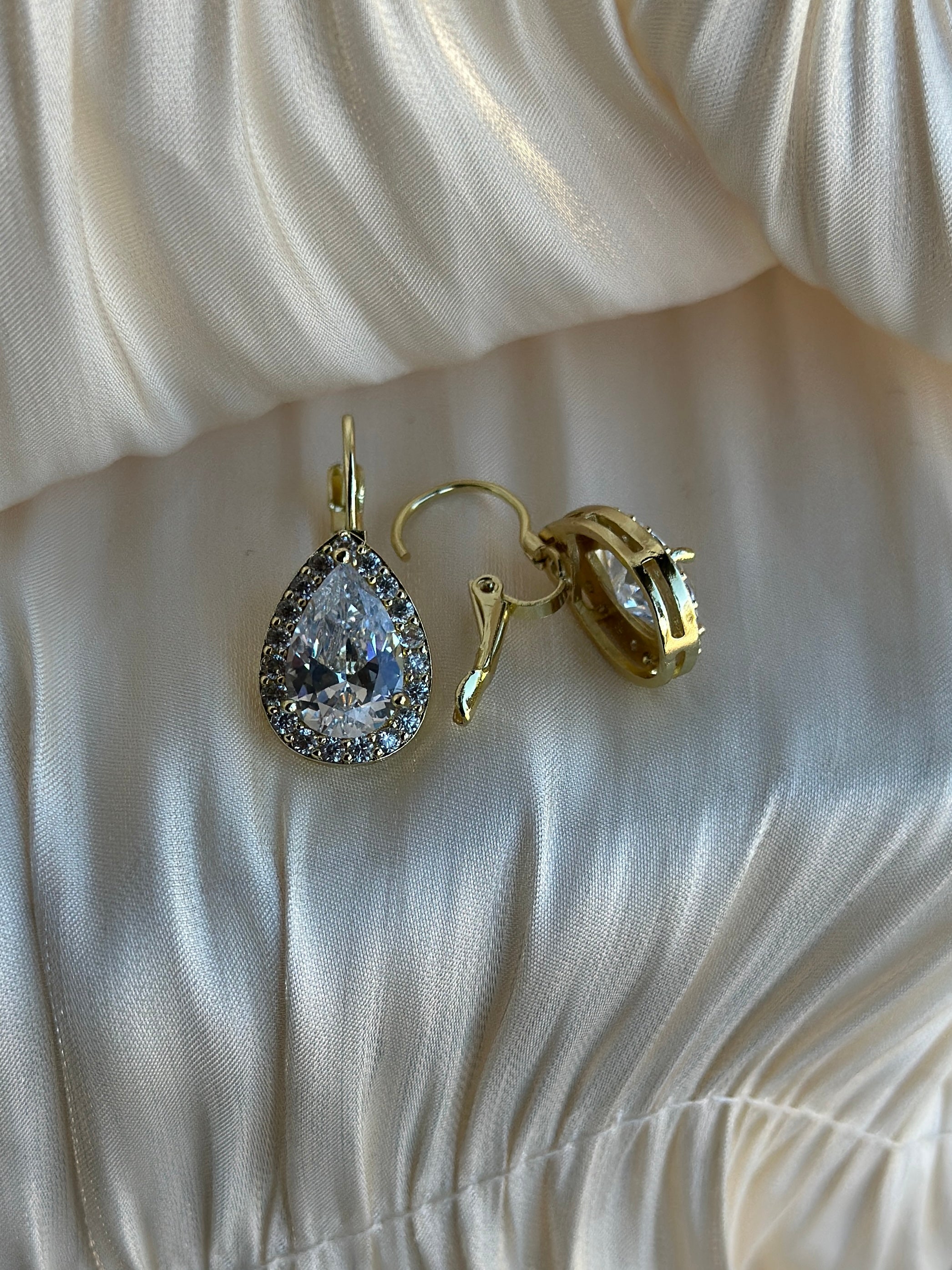Starlume Teardrop Halo Earrings (Gold)