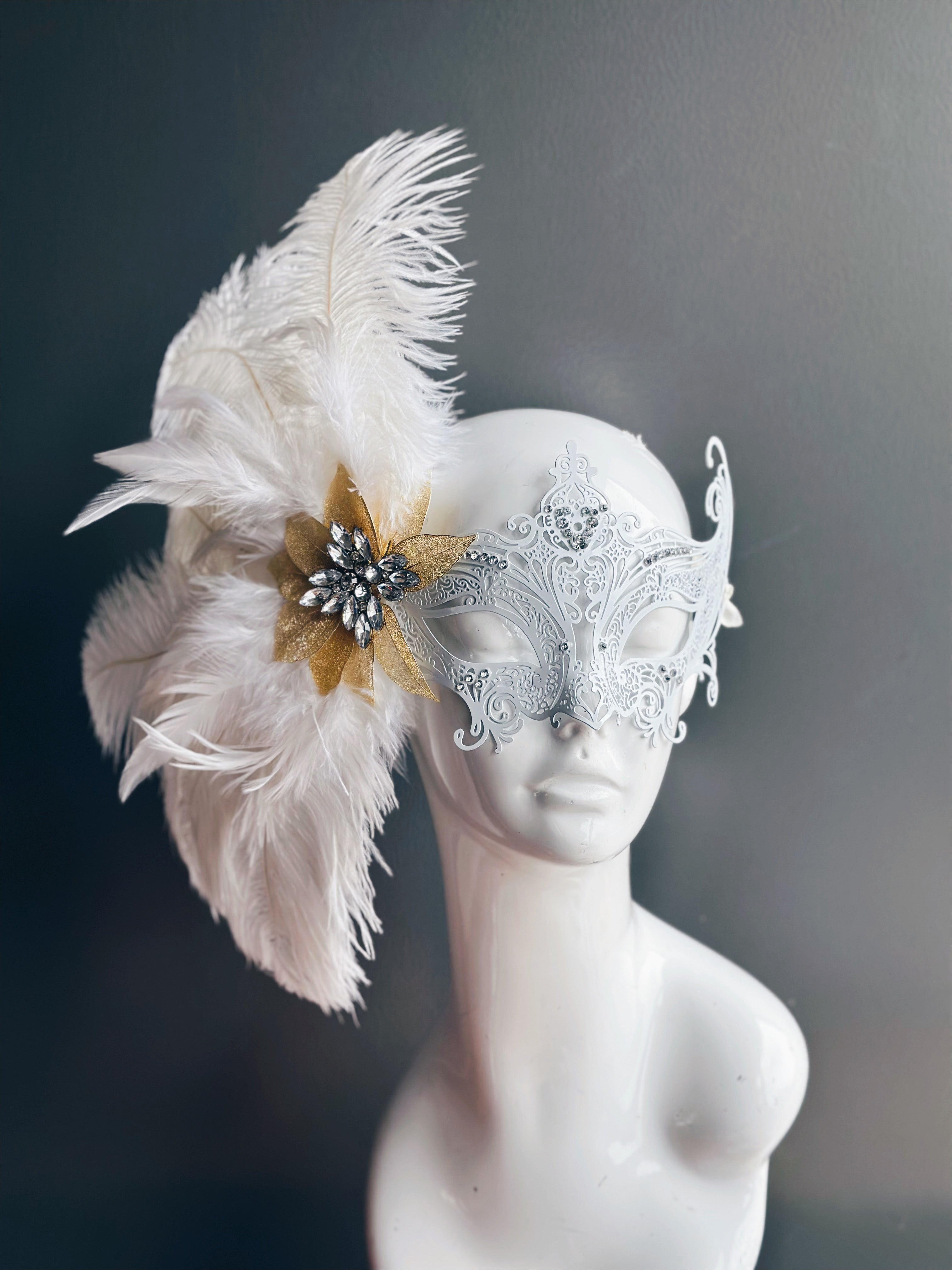 Luxury Feather Mask - White/Gold