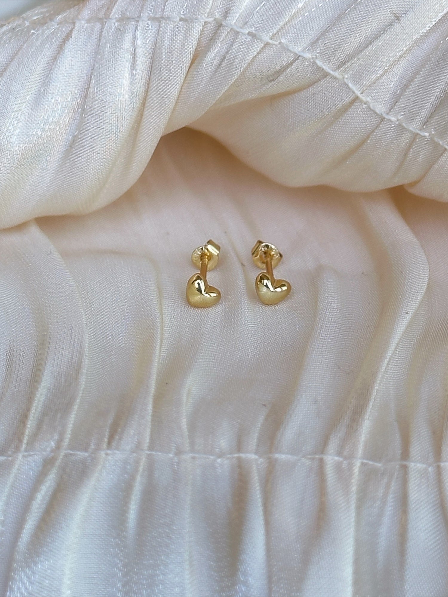 Amora Heart Stud Earrings (Gold)