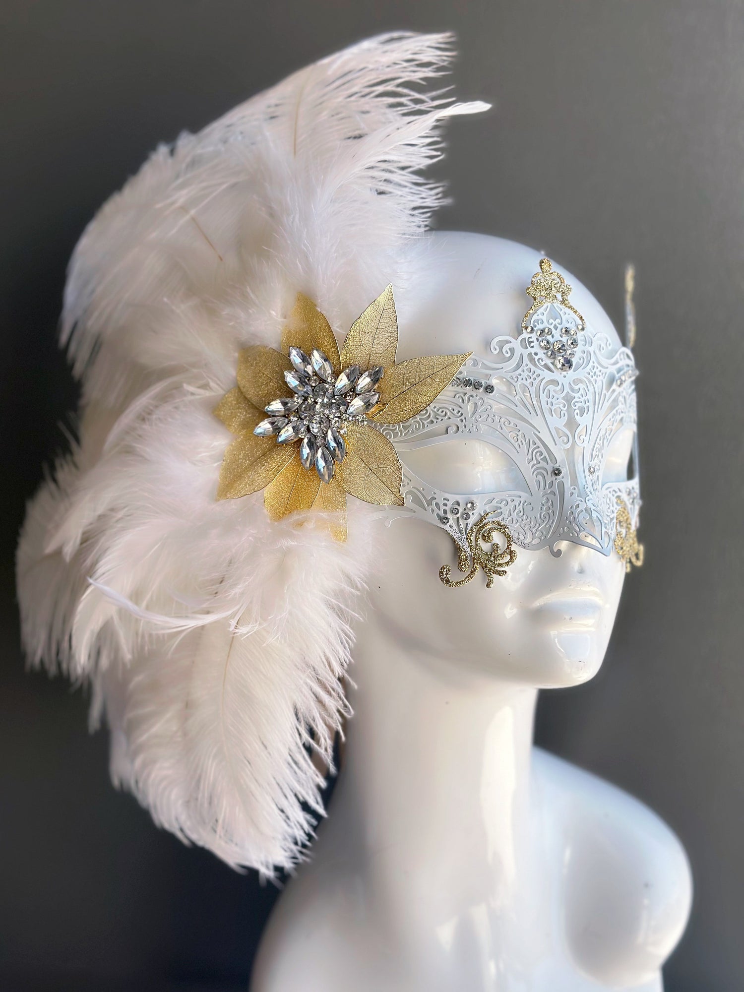 Luxury Feather Mask - White/Gold