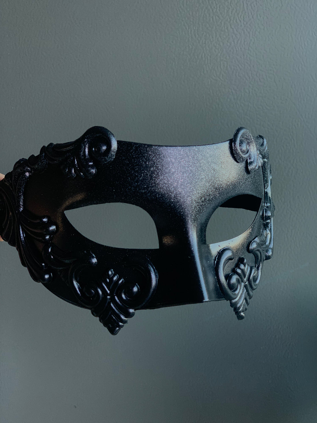 Roman aesthetics in mind masquerade balls to themed soirées and elegant celebrations, our Roman mask will elevate your allure to new dimensions.