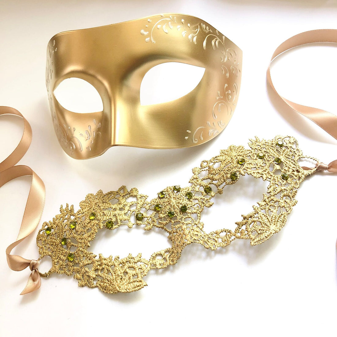 Couples masquerade mask set in gold venetian style, with filigree on the men&