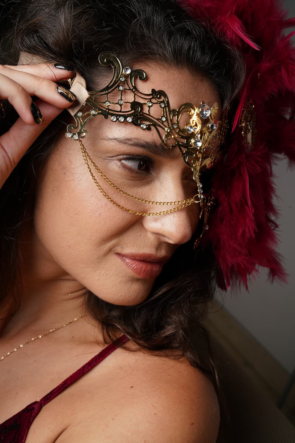 Chained Feather Mask - Gold/Red