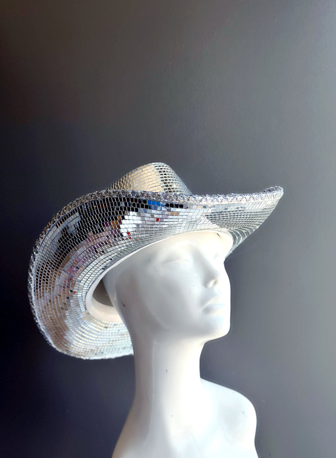 Silver disco cowboy hat decorated with mirror tiles, ideal for raves, concerts, festivals, and costume parties.