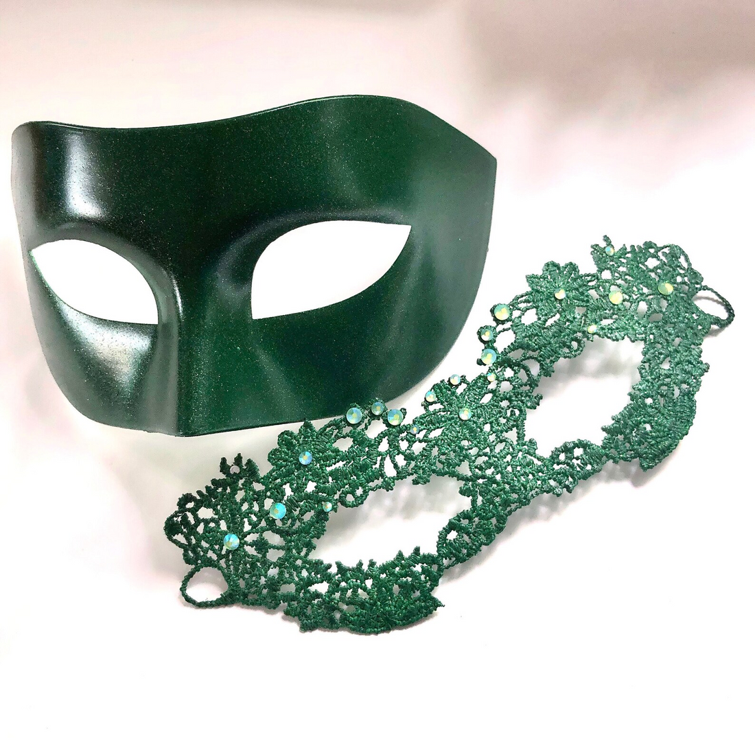 Emerald green couples masquerade masks with lace and rhinestone details, perfect for Mardi Gras, weddings, and Venetian masquerade balls.