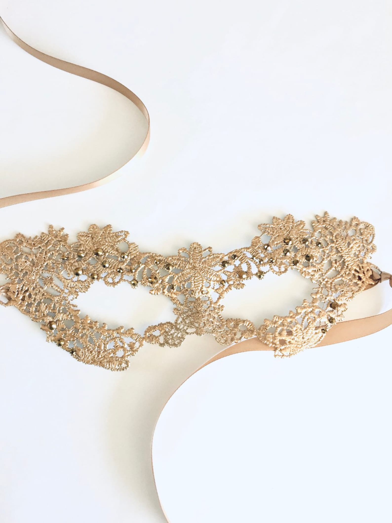 Elegant gold masquerade mask with delicate lace and shimmer details for formal events or romantic masquerade nights.