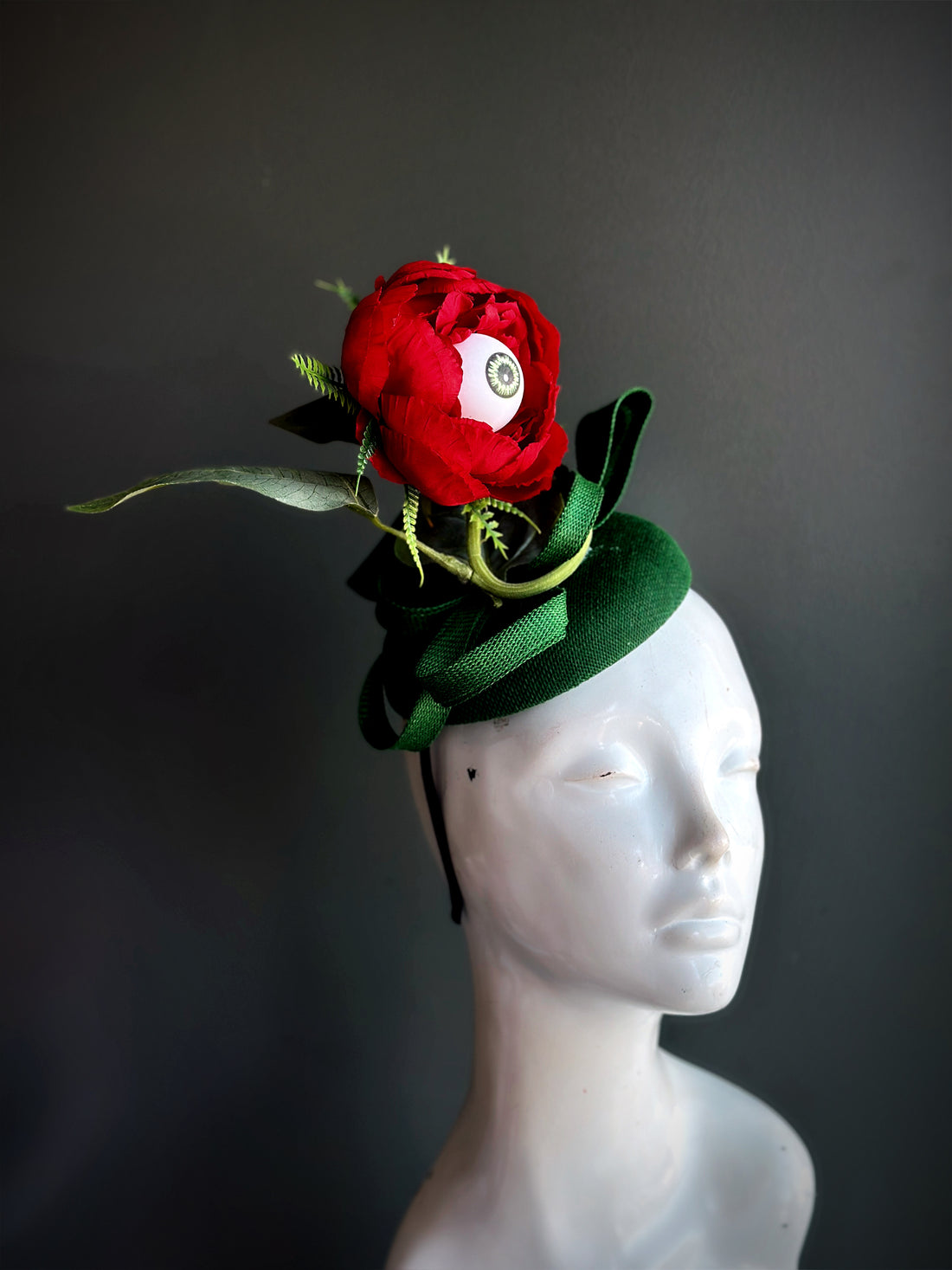 Halloween eyeball flower fascinator hat with red rose and creepy eyeball center, gothic headpiece for haunted parties and costumes.