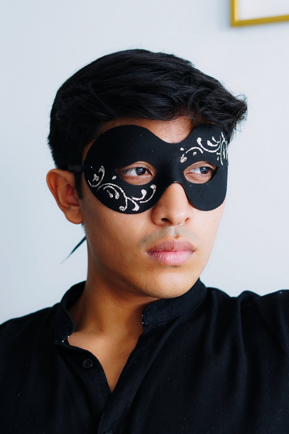 Filigree Shimmer Mask - Black