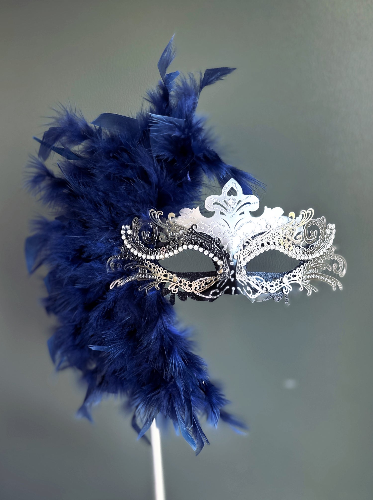 Duca Handheld Stick Feather Mask - Silver/Black