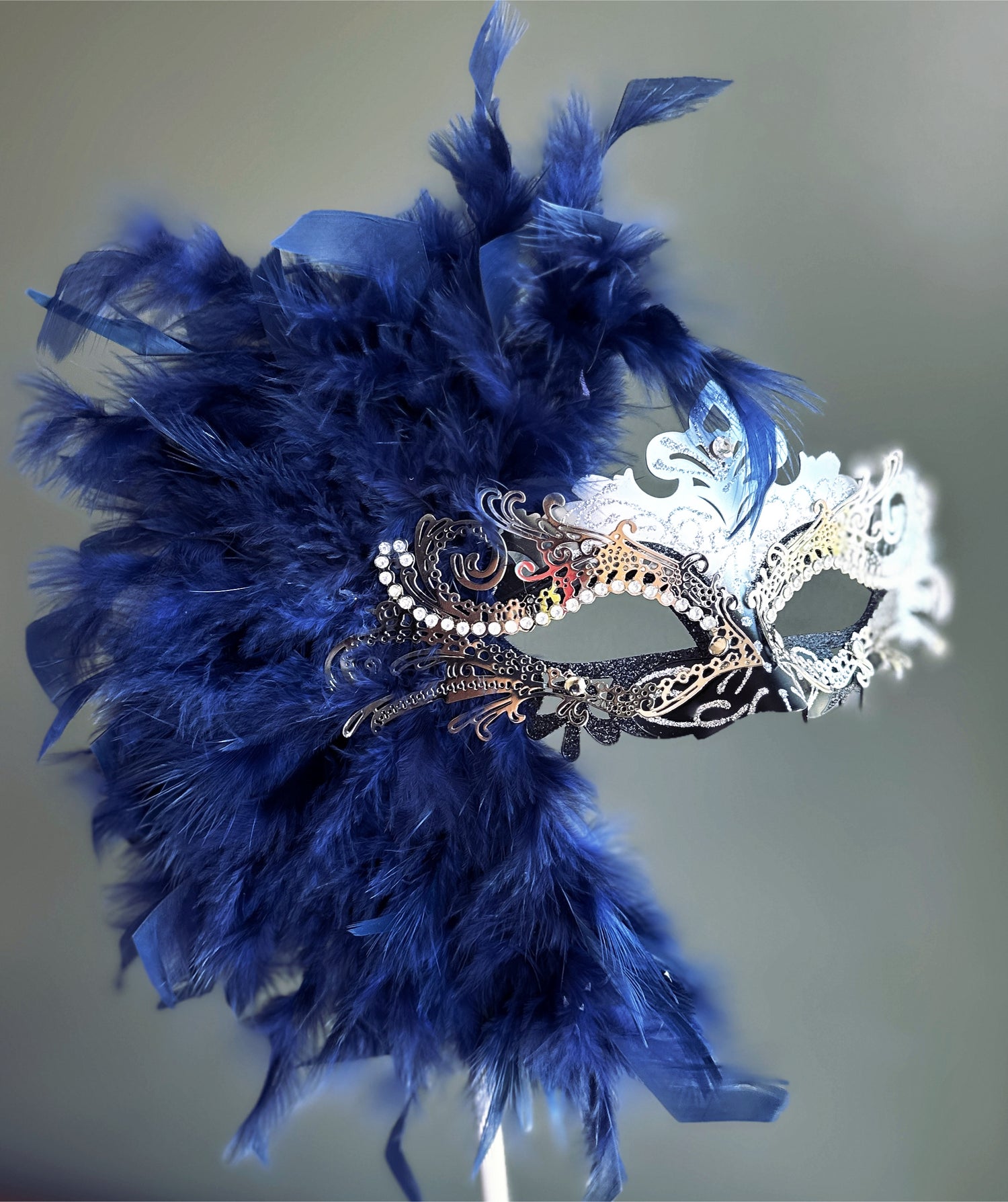 Duca Handheld Stick Feather Mask - Silver/Black