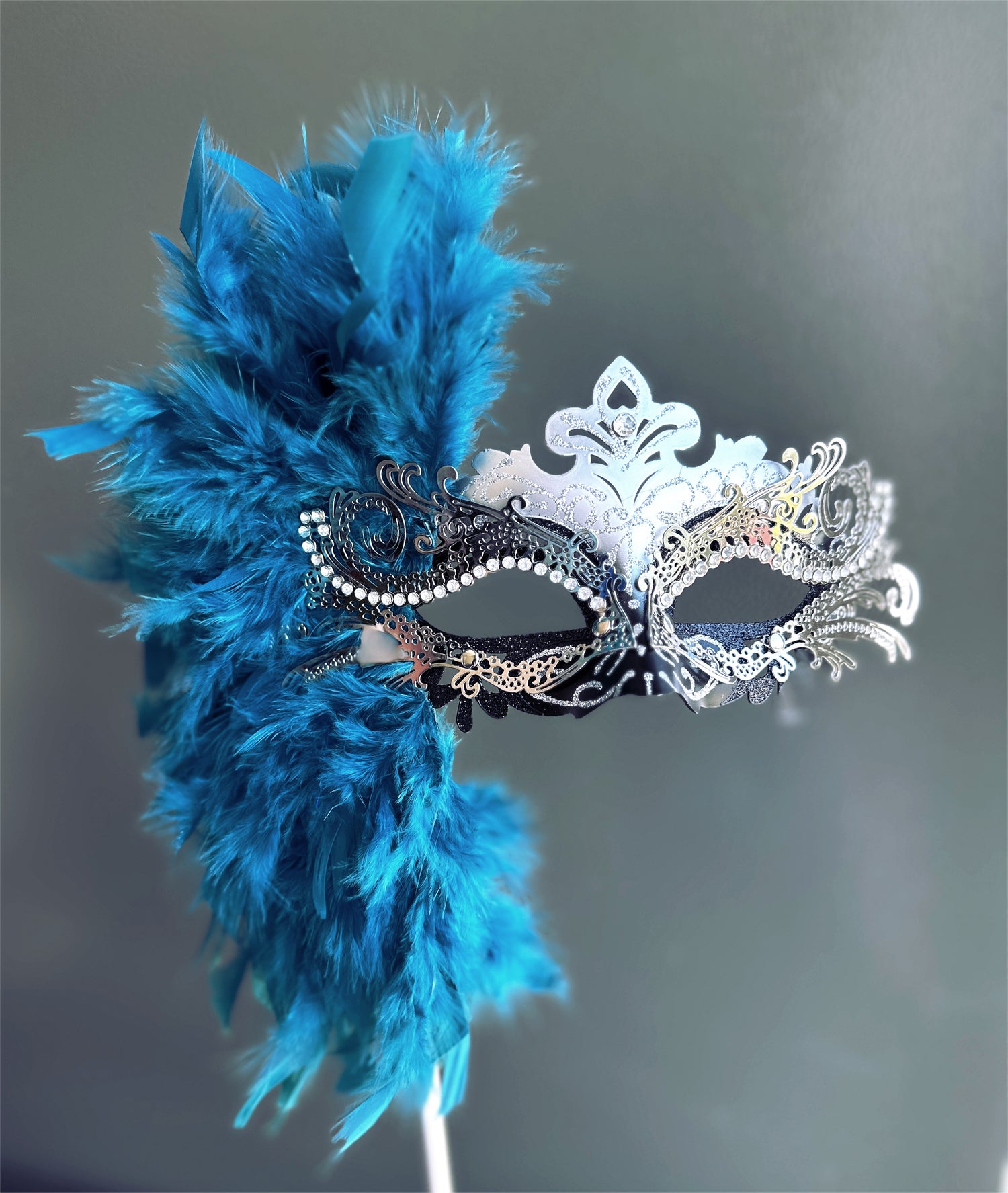 Duca Handheld Stick Feather Mask - Silver/Black