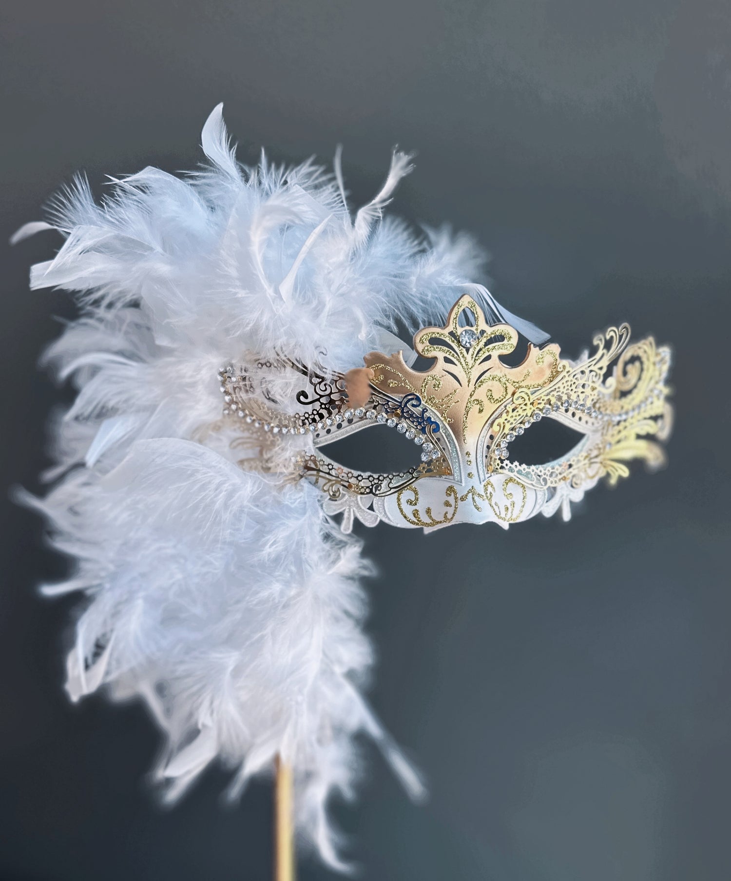 Duca Handheld Stick Feather Mask - Gold/White