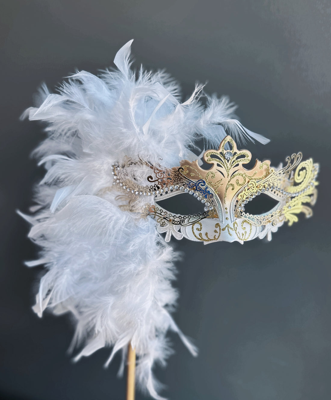 Duca Handheld Stick Feather Mask - Gold/White