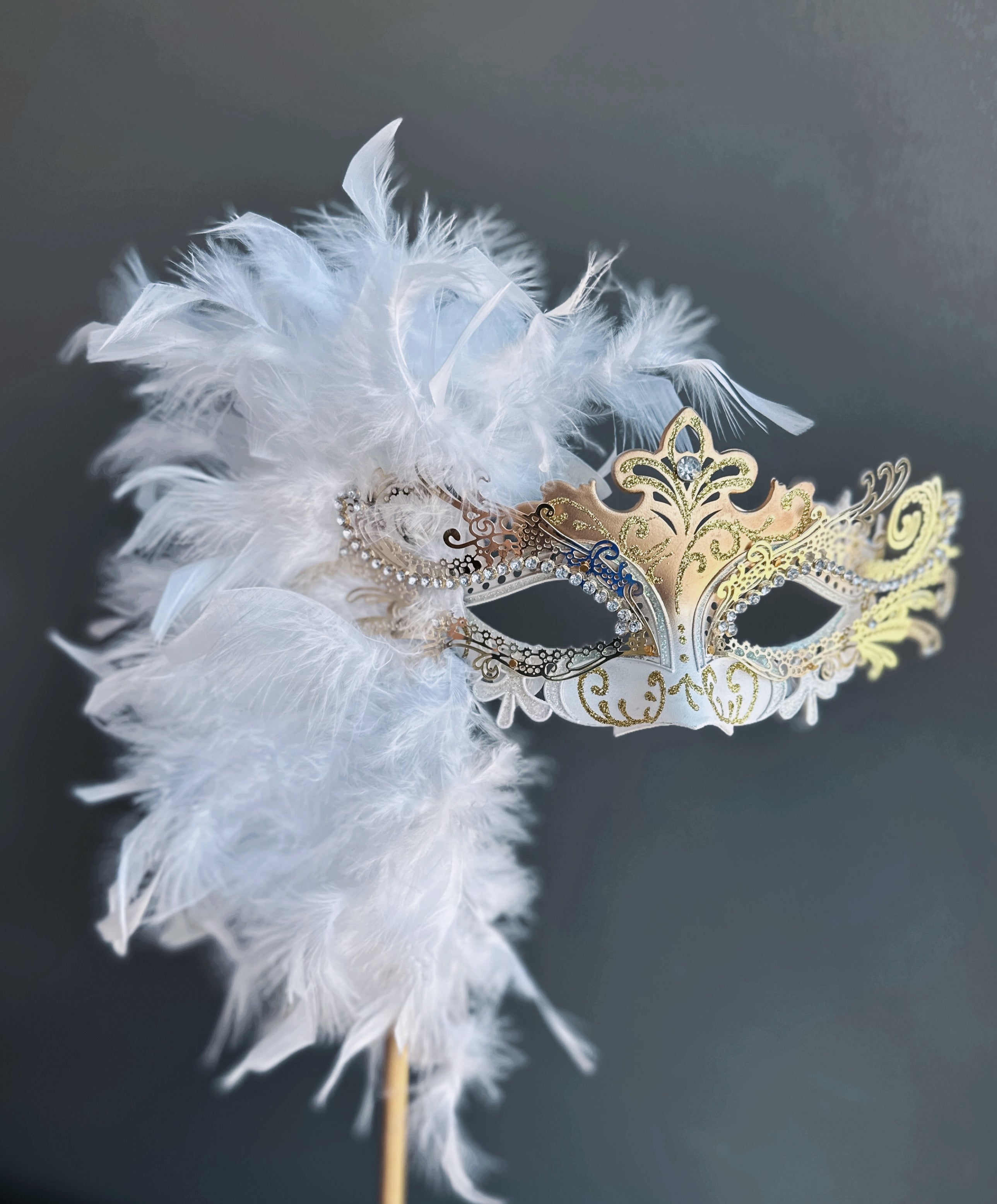 Duca Handheld Stick Feather Mask - Gold/White