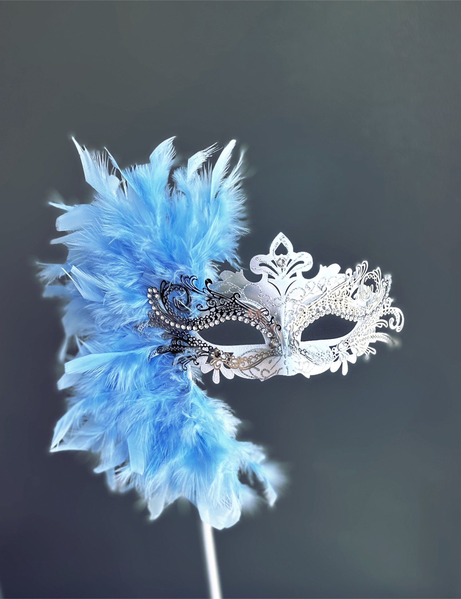 Duca Handheld Stick Feather Mask - Silver/White