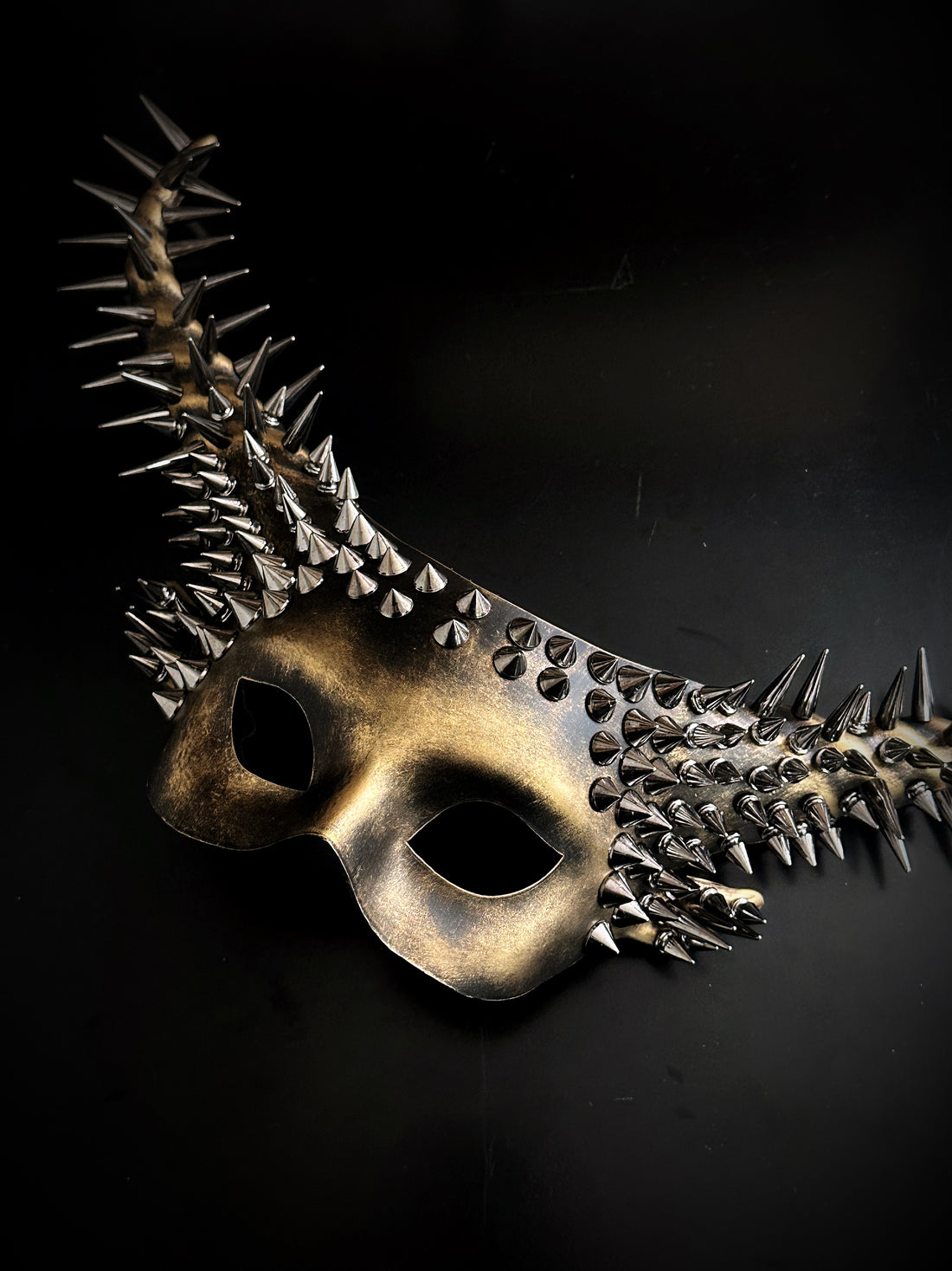 Spiked Long Horn Mask – Gold