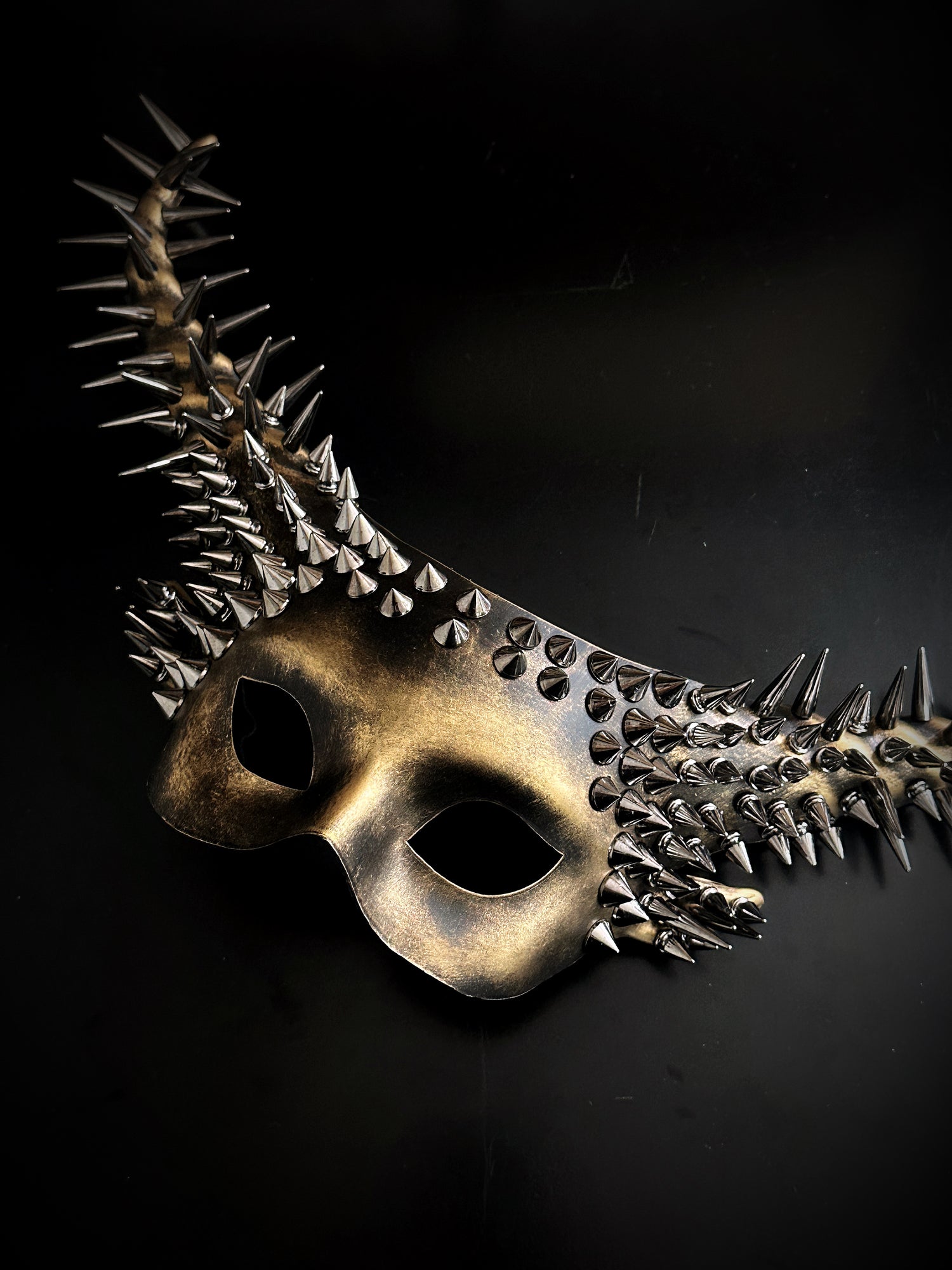 Spiked Long Horn Mask – Gold