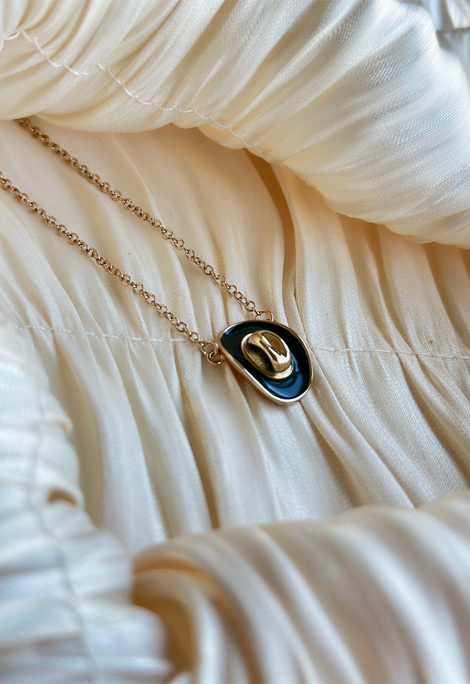 Cowboy Hat - Necklace (Gold/Dark Green)