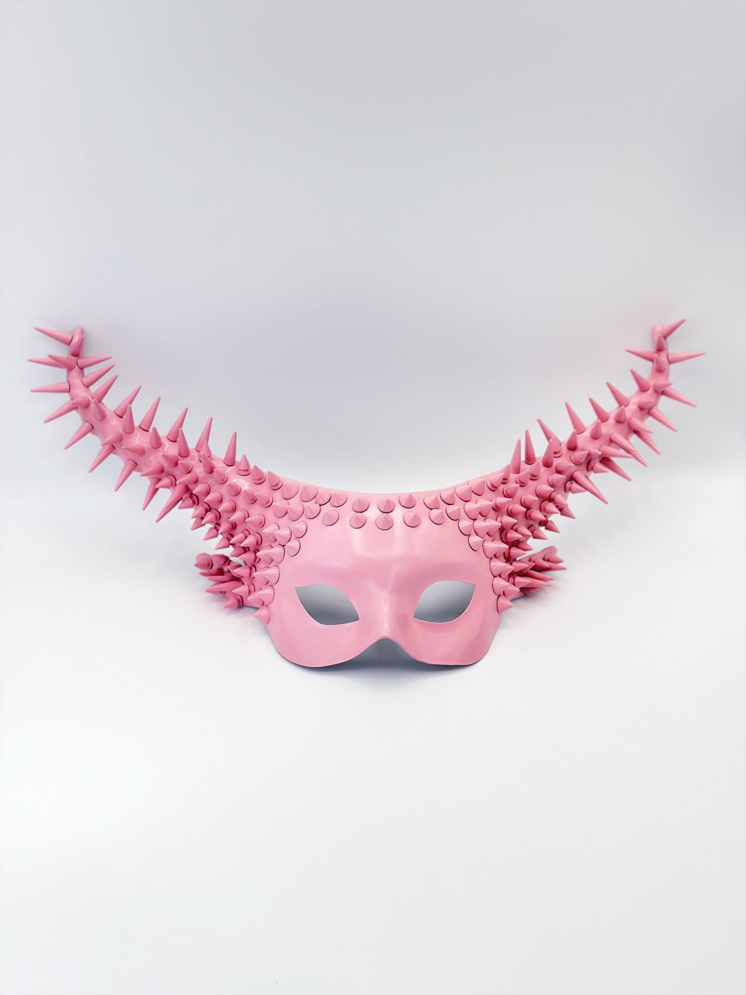 Womens masquerade mask in pink with long horns and spikes\.