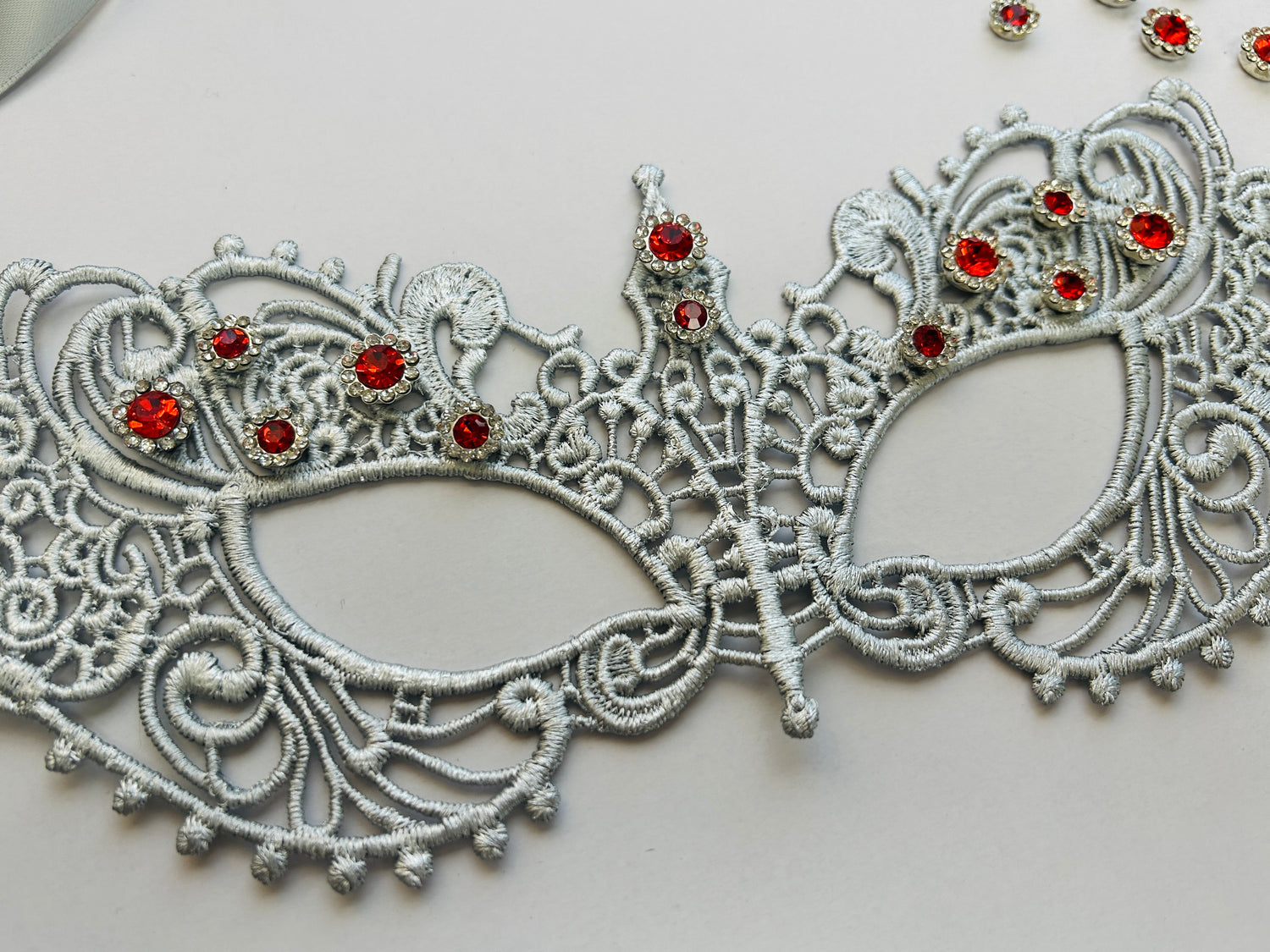 Veil Royale Mask - Silver Ruby