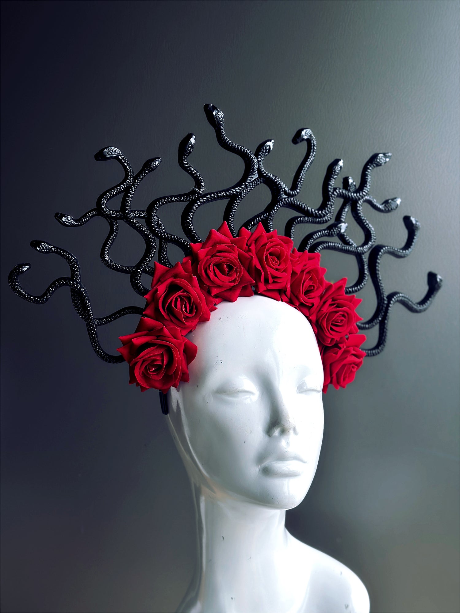 Medusa Snakes With Roses - Red/Black