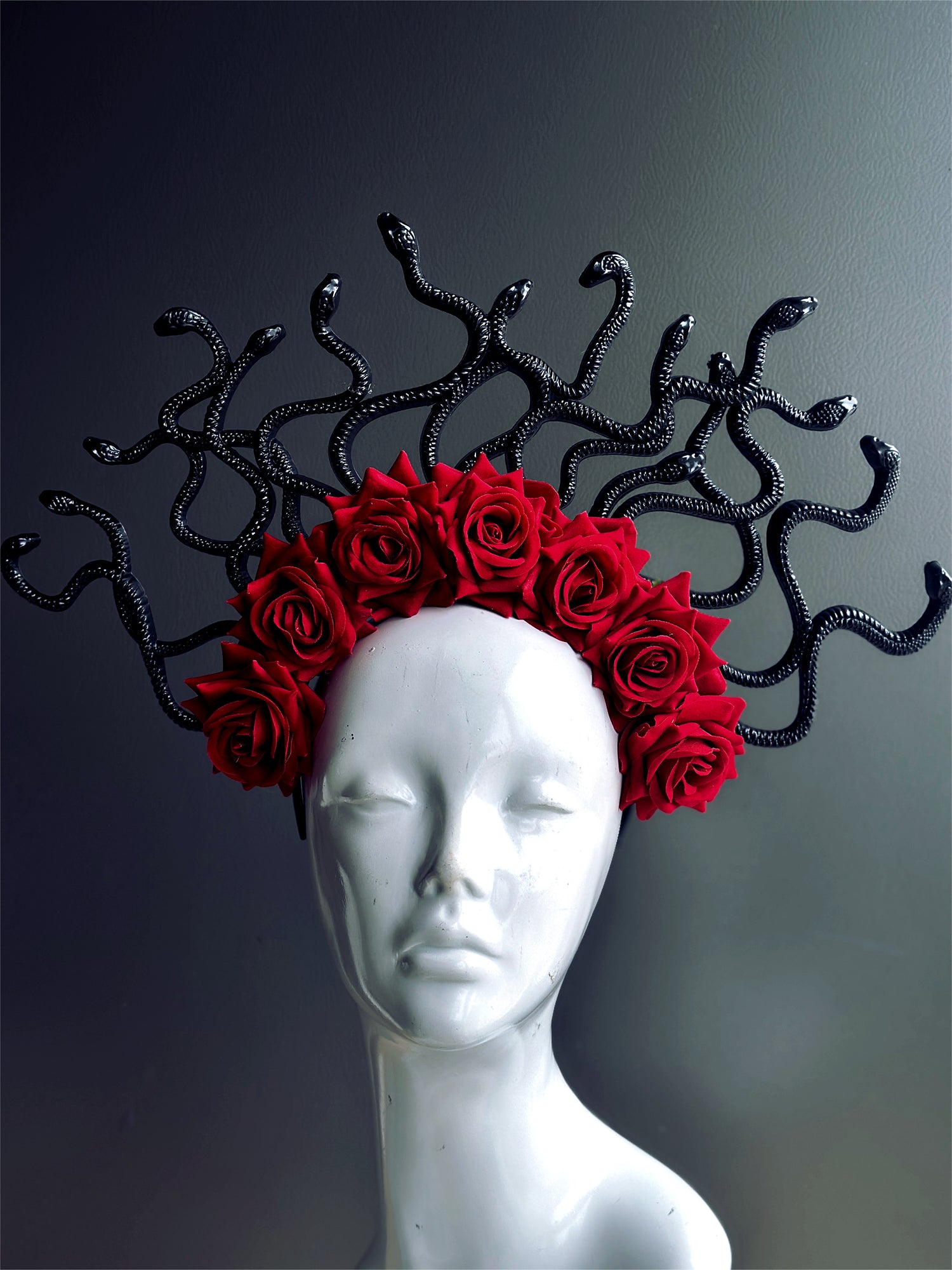 Medusa Snakes With Roses - Red/Black