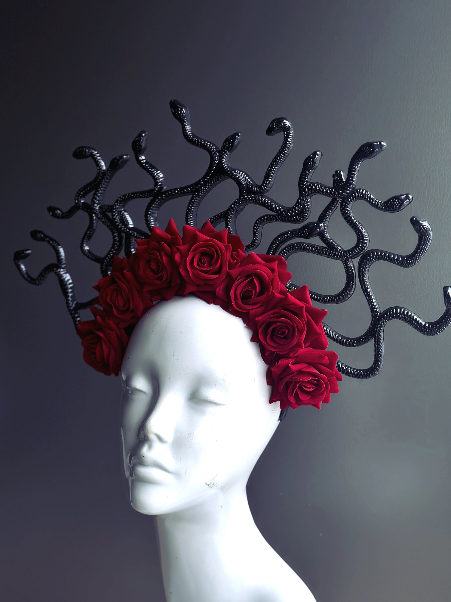 Medusa Snakes With Roses - Red/Black