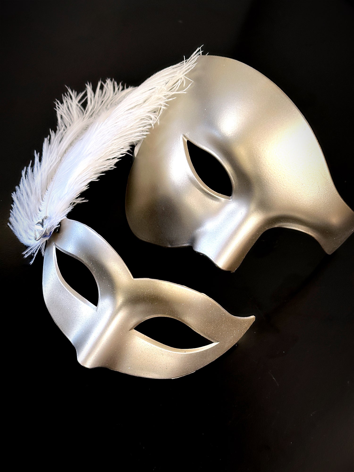 Venetian Masks With Feathers - Champagne